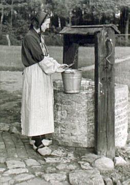 Borkener Bäuerin in heimischer Tracht am Ziehbrunnen, undatiert, Ende 1930er Jahre?