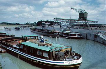 Hafenansicht: Frachtschiffe auf dem Datteln-Hamm-Kanal