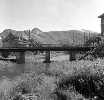 Sieg-Brücke in Niederschelden mit Blick auf die Schlackenhalden der Charlottenhütte (in Betrieb 1864-1981)