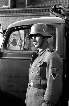 Soldat der Waffen-SS vor seinem Fahrzeug auf dem Hof Schulze Böckenhoff. Angehöriger einer österreichischen SS-Einheit, die von Herbst 1939 bis Frühjahr 1940 in Raesfeld einquartiert war.