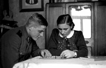Soldat der Waffen-SS mit Elisabeth Böckenhoff auf dem Hof Schulze Böckenhoff. Angehöriger einer österreichischen SS-Einheit, die von Herbst 1939 bis Frühjahr 1940 in Raesfeld einquartiert war.