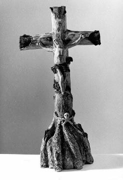 Sakralkunst: Standkruzifix aus dem 19. Jahrhundert, glasiertes Steinzeug