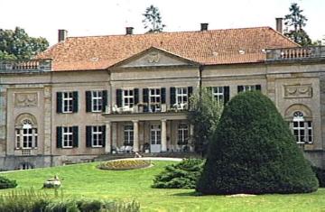 Schloss Harkotten-Korff, Hauptfront mit Zufahrt - klassizistischer Bau von Adolf von Vagedes, Bj. 1805-1806