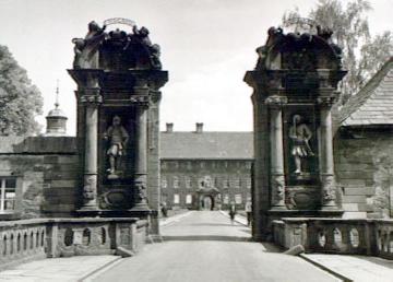 Kloster Corvey, ehem. Benediktinerabtei, 1968: Barocke Toranlage von Westen