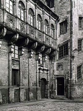 Fürstliches Residenzschloss: Vorkragender Steingang an der hofseitigen Front des Eingangsflügels