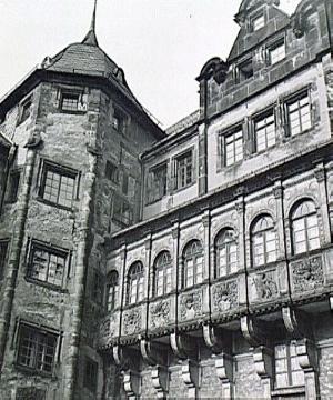 Fürstliches Residenzschloss, Hofseite: Partie des Eingangsflügels mit Steingang und Treppenturm