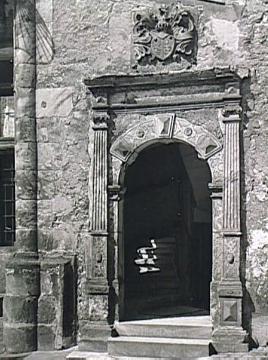 Fürstliches Residenzschloss, Innenhof: Portal mit Wappenrelief am westlichen Treppenturm