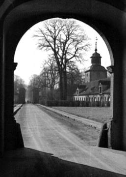 Kloster Corvey, ehem. Benediktinerabtei, um 1940?: Tordurchfahrt mit Blick auf Wagenremise und Eckturm der nördlichen Vorhofgebäude