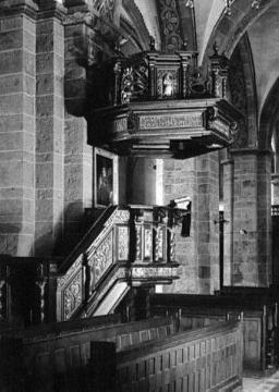 St. Andreas-Kirche: Kanzel mit reichem Schnitzwerk