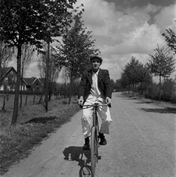 Anstreicher Ewald Büsken mit dem Fahrrad auf der Marbecker Straße