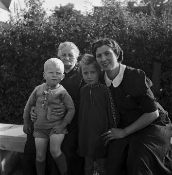 Familie Aloys Cluse, Borkener Straße, Mutter mit Großmutter Resing und Kindern
