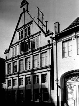 Wohnhaus und Rasiersalon an der Aegidiistraße 62, rechts das verzierte Tor Landsberger Hofes