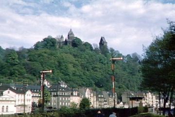 Teilansicht des Ortes mit Blick auf Burg Altena