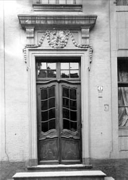 Haus der Gesamtgilde, Loerstraße 1: Haustür mit reliefgeschmücktem Feld über der Tür