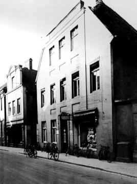Aegidiistraße 65: Blick von Osten auf das Wohn- und Geschäftshaus