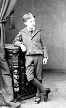 Junge im Sonntagsanzug, Fotoatelier  Artistique, Antwerpen, um 1880