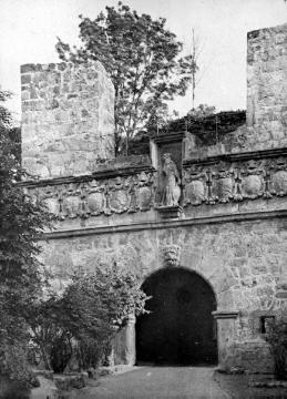 Torhaus mit Wappenfries an der Schlossruine