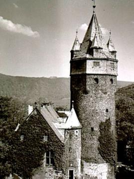 Burg Altena, Pulverturm und Alter Palas im oberen Burghof