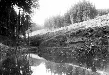 Försterei Obereimer: Oberförster Goebel (rechts) an einem Teich im Forstrevier