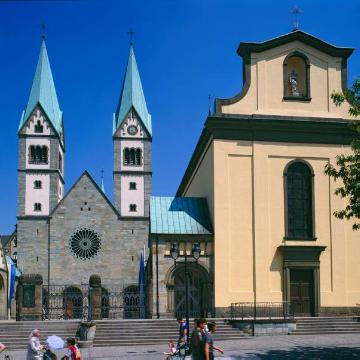 Franziskanerkloster Werl mit Alter Wallfahrtskirche Maria Virginis (re.), erbaut 1786-1789, und Neuer Wallfahrtskirche" Maria Heimsuchung, neoromanische Basilika, erbaut 1904-1906