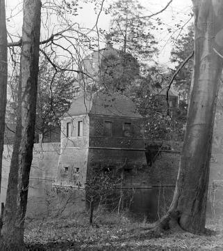Schloss Ahaus: Blick über die Gräfte auf die Begrenzungsmauer mit Pavillon