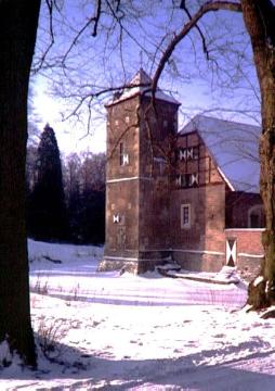 Haus Hülshoff im Winter: Teilansicht des Vorburggebäudes mit Gärtnerturm
