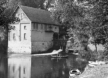 Pleistermühle, Münster-St. Mauritz, mit Werse-Wehr, seit ca. 1900 durch eine abgestufte Mauer zweigeteilt, und Ruderbootverleih. Undatiert, um 1915? [Die abgebildete Bootsmodelle wurden zur Kaiserzeit bis ca. 1918 verliehen]. 