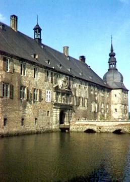 Schloss Lembeck: Hauptburg mit Gräfte und Brücke von Südosten