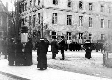Auftakt zum Ersten Weltkrieg: Menschenansammlung vor dem Wehrbezirkskommando, Münster, Tibusstraße