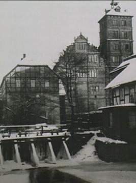 Bega-Stauwehr mit Blick auf den Turm und Schaugiebel von Schloss Brake, um 1930?