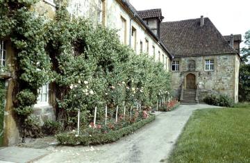 Ehem. Benediktinerinnenkloster, 860-1803, Herzebrock: Konventshaus mit Blick zum Nordflügel