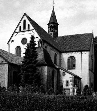 Pfarrkirche Mariae Emfängnis: Nordostansicht mit Friedhof (Abteikirche des ehem. Zisterzienserklosters Marienfeld)