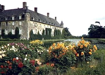 Schloss Anholt, Vorburg mit Gräfte und Partie des Schlossgartens