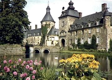 Schloss Anholt, Vorburg und Hauptburg - mittige Gebäudepartie beschädigt im II. Weltkrieg
