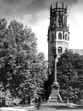 Die Mariensäule mit Ludgeri-Kirchturm
