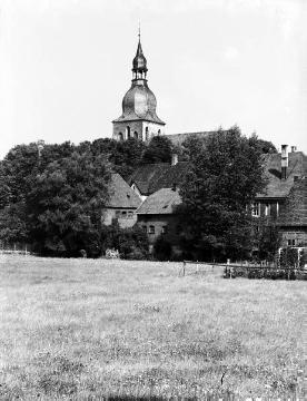 Blick auf den Turm der Pfarrkirche St. Martin, ehemalige Stiftskirche