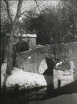 Bruchsteinbrücke über die Bega zum Schloss Brake, um 1930?