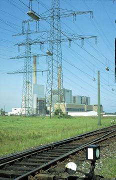 Atomkraftwerk der VEW (Vereinigte Elektrizitätswerke Westfalen), Ansicht mit Schienentrasse
