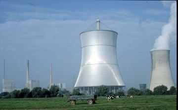 Kühltürme des Atomkraftwerkes der VEW (Vereinigte Elektrizitätswerke Westfalen) mit Lippewiesen