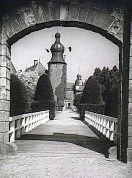 Schloss Gemen, Zufahrtsbrücke und Wehrturm aus Blickrichtung Vorburg
