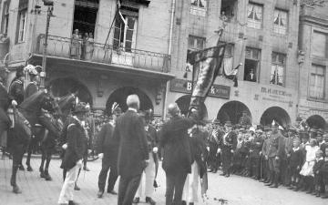 Westfälisches Bundesschießen: Bannerübergabe von Hamm an Münster auf dem Prinzipalmarkt (1925)