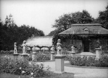 Schloss Anholt: Sandsteinskulpturen und Sonnenuhr im Rosengarten