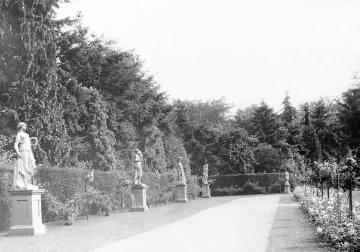 Schloss Anholt: Allegorische Sandsteinfiguren im Rosengarten