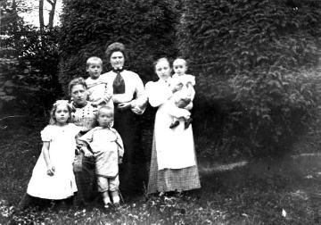 Försterei Obereimer: Förstersgattin Goebel (sitzend) und Kinder mit Nanna Uth (Försterstochter aus Minden) und Hausmädchen