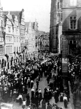 Trauerzug auf dem Prinzipalmarkt für den Stadtdechanten Bernhard Muer (1915)