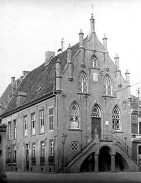 Rathaus Anholt, erbaut 1567, Freitreppe von 1795, Giebelfront 1834 neugotisch verändert - Aufnahme um 1920?