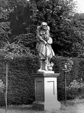 Schloss Anholt: Allegorische Figur (Sandsteinskulptur) im Rosengarten