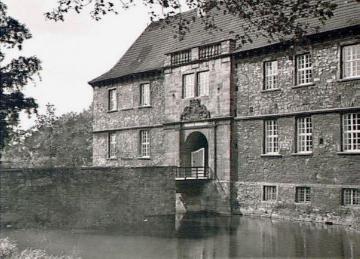 Schloss Strünkede: Südflügel mit Durchgangsportal, Brücke und Gräfte