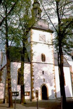 Die Pfarrkirche St. Johannes Bapt. von Westen