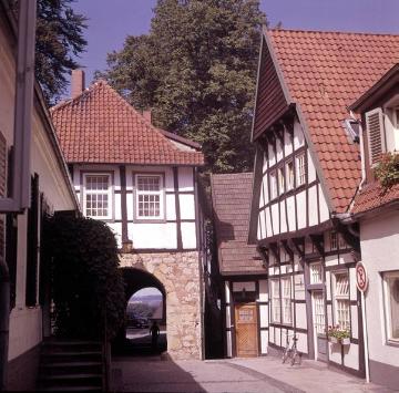 Die "Legge" am Marktplatz, altes Torhaus von 1577, um 1660 bis Mitte des 19. Jahrhunderts Sitz einer Leinenprüfstelle (Legge), heute Puppenmuseum